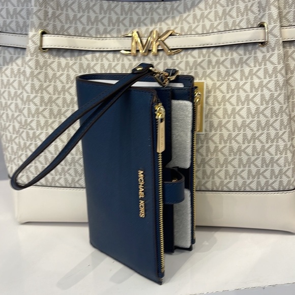 MICHAEL KORS LARGE DOUBLE ZIP WRISTLET WALLET PHONE CASE 
Navy 
NWT - Picture 1 of 16